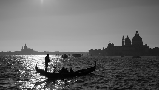 Gongola plující nedaleko San Marco
